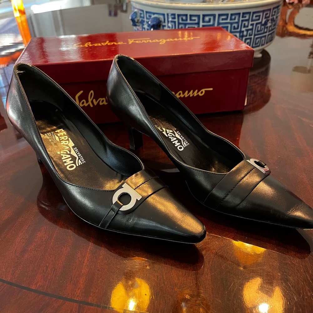 Vintage 1980s Ferragamo black pump